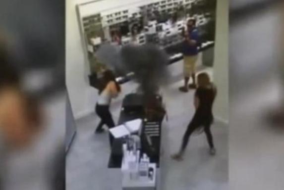 Vape pen battery explosion in womans purse caught on mall security camera - Электронная сигарета привела ко взрыву в супермаркете