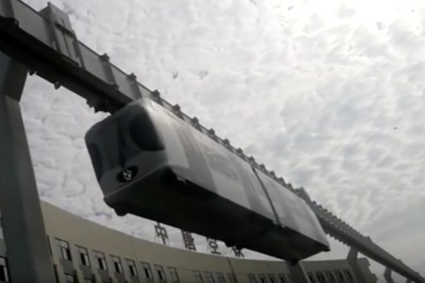 China unveils its first ever elevated monorail where carriages are hung from the tracks like a rollercoaster - В Китае создан первый в мире поезд на батарейках