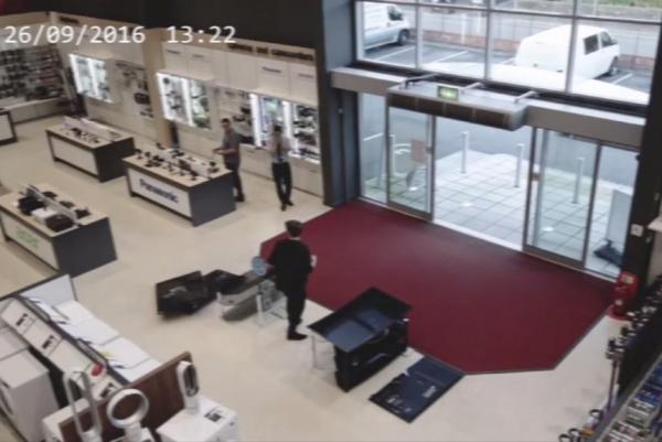 Clumsy customer busts 6000 worth of TVs at British store - Неуклюжий мужчина разбили в магазине электроники телевизоры на сумму 6 тысяч долларов