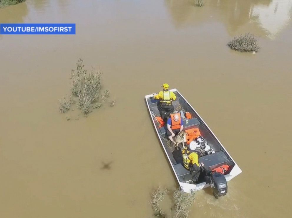 HT drone flooding rescue 2 jt 161011 4x3 992 - Фотограф случайно спас жизнь мужчине, когда снимал разрушения в Северной Каролине