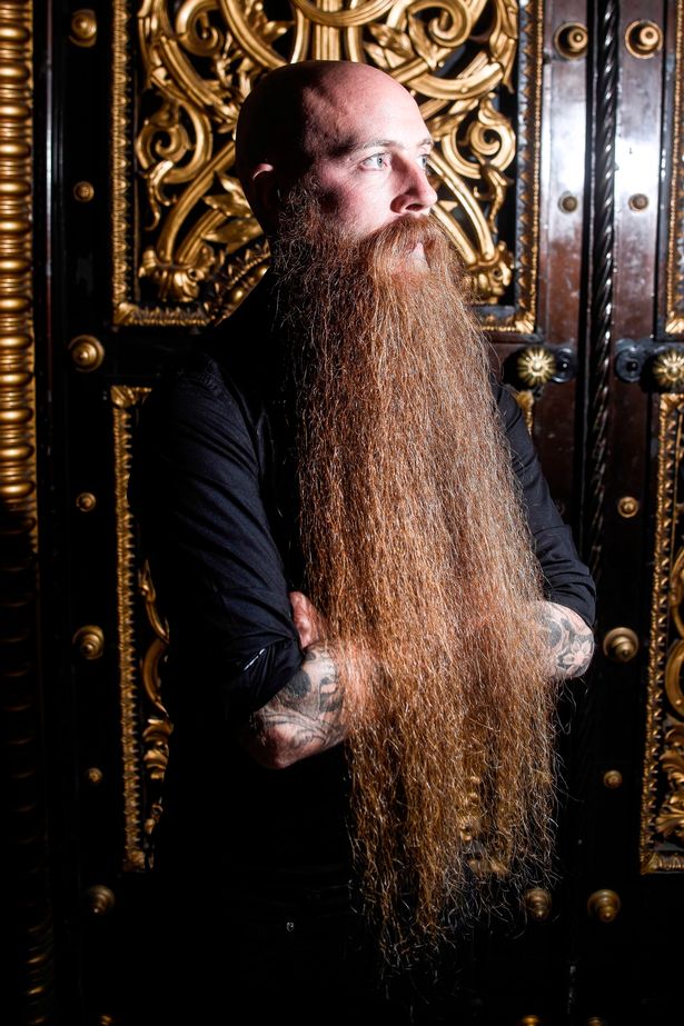 Британец отращивает самую длинную бороду