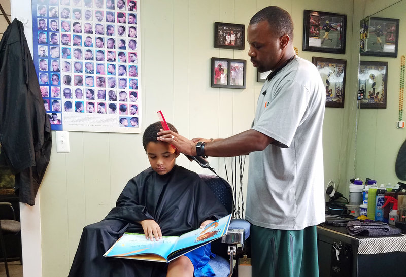 barber jason jozef1 toned custom 11511d112ba547de370775b004c4ba4492c214b3 s800 c85 - Парикмахерская в Мичигане делает скидки образованным детям