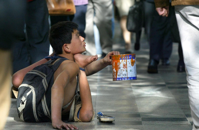 malaysia beggars2 - Китайская банда создала крупную сеть бездомных на улицах Малайзии