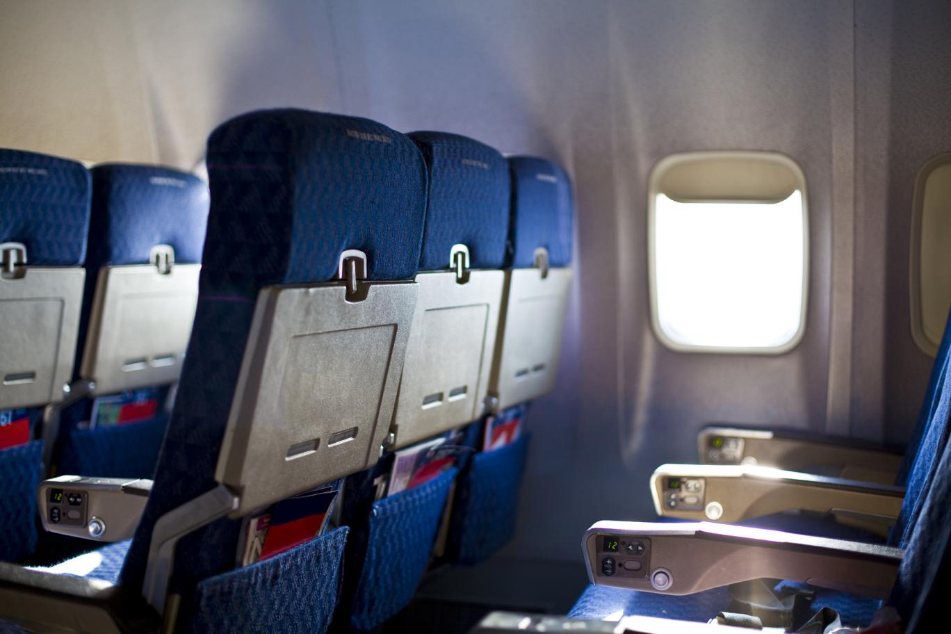 plane seats - Американской авиакомпании разрешили взвешивать пассажиров перед полетом