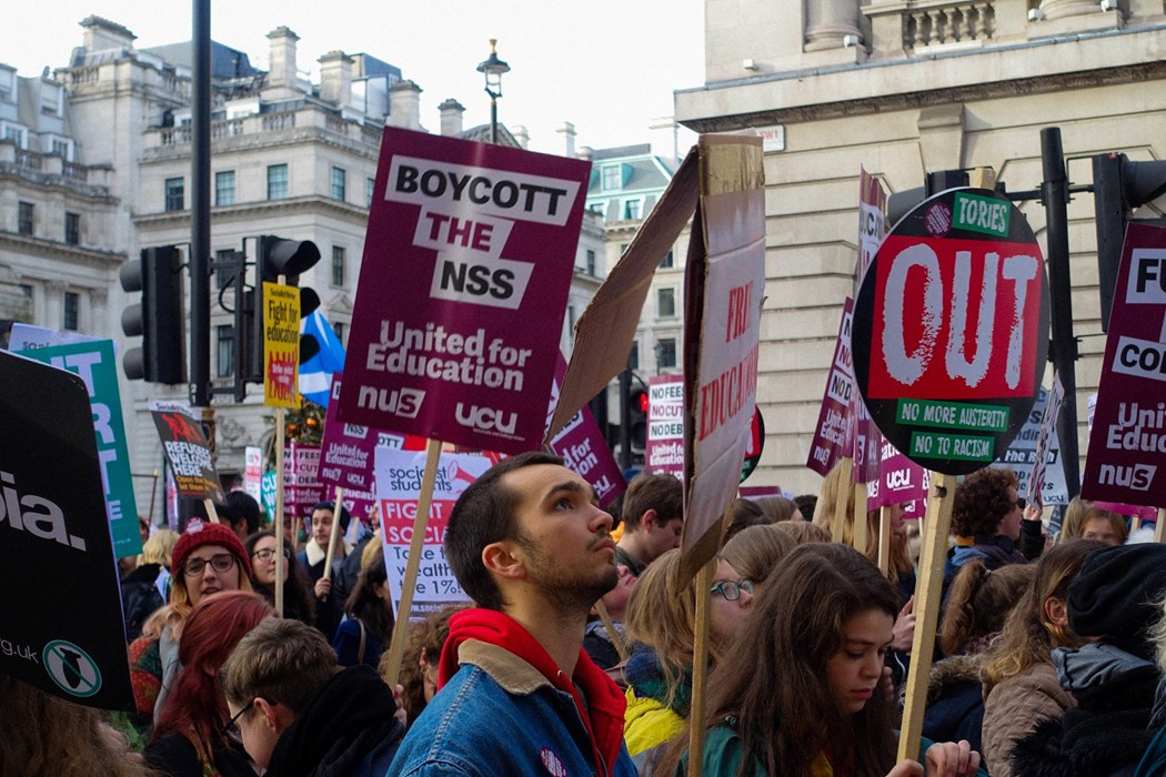 Студенты устроили в Лондоне многотысячный митинг против новых законов в сфере образования