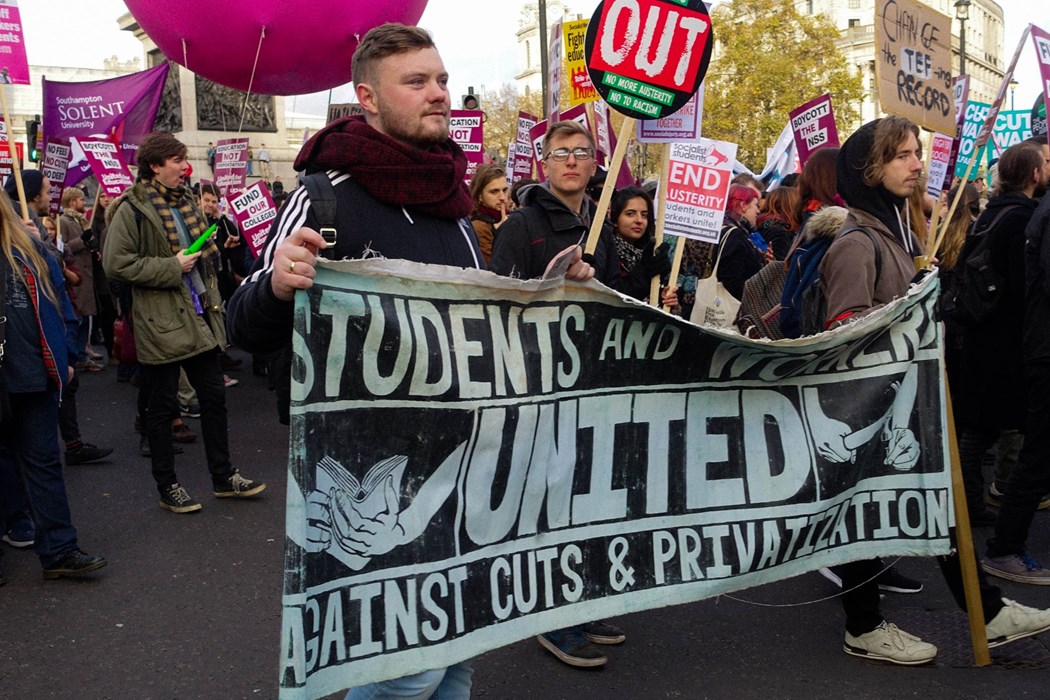 Студенты устроили в Лондоне многотысячный митинг против новых законов в сфере образования