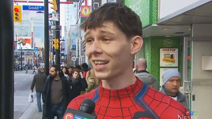 В Торонто парень в костюме Человека-Паука задерживает грабителей