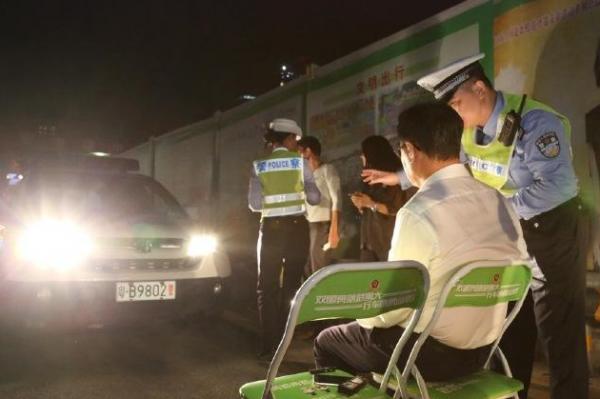 Chinese high beam offenders made to sit in front of headlights 1 - В Китае водителей, включающих дальний свет перед прохожими, заставят сидеть перед фарами собственного автомобиля