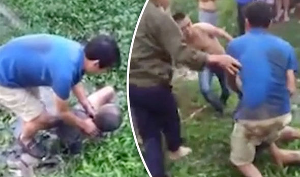 Suspected dog thief grabbed by locals 735000 - Во Вьетнаме местные жители жестоко избили и посадили в клетку похитителя собак