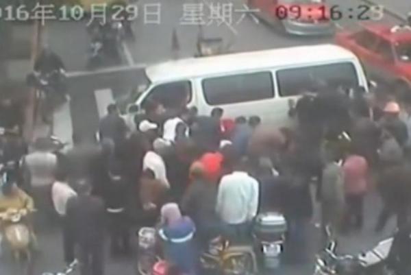 Witnesses lift van to rescue man pinned during crash in China - В Китае прохожие объединились, чтобы вытащить мужчину, попавшего под микроавтобус