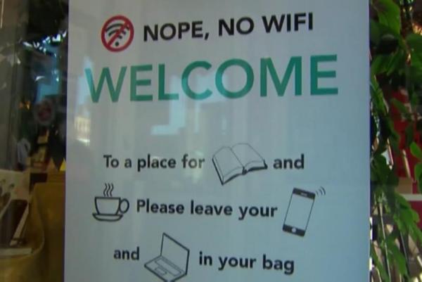 Wyoming bookstore bans WiFi electronics from place for books - Владельцы книжного магазина запретили своим посетителям использовать Wi-Fi и электронику