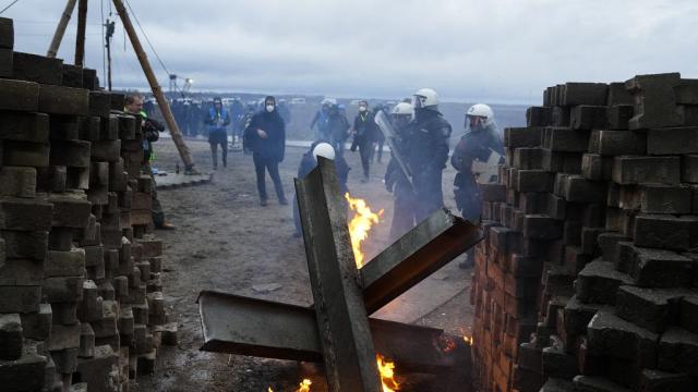 akt03269912834b2db464ee735523551c23 - Полиция Германии насильственно выгоняет активистов: в деревне Лютцерат начинают расширение угольной шахты