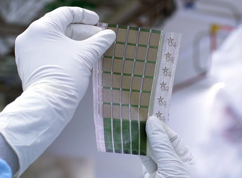mit ultrathin solar cell designboom 03 - Ученые из института Массачусетса разработали сверхтонкие солнечные батареи