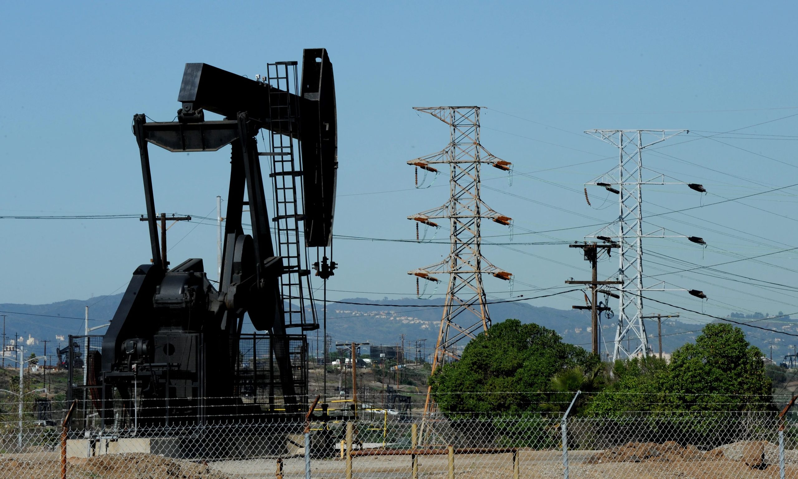 22losb0acca8e c383 4113 82042816ebecbab9 source scaled - Власти Лос-Анджелеса запрещают новые нефтяные скважины