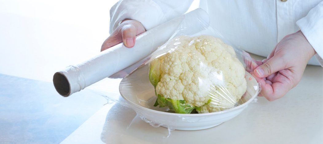 plastic food film wrapping organic cauliflower on marble table in the kitchen t20 qjpy3j e1668715285657 - The Great Wrap производит биоразлагаемую упаковку из картофельных отходов