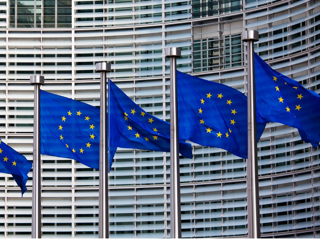 eu flags3 - Еврокомиссия упрощает правила отчетности ESG